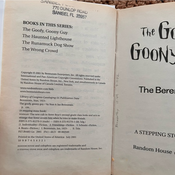 Berenstein Bears Book Bundle 3 Books with Vintage Mama Bear Figurine - Picture 9 of 13